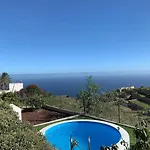 Hébergement de vacances Acogedora Casa De Madera Con Piscina *