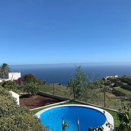 Hébergement de vacances Acogedora Casa De Madera Con Piscina *