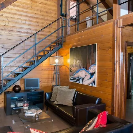 Hébergement de vacances Acogedora Casa De Madera Con Piscina